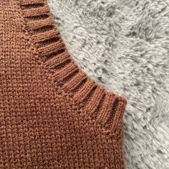 Cropped Sweater Vest - Picture 4 of 5